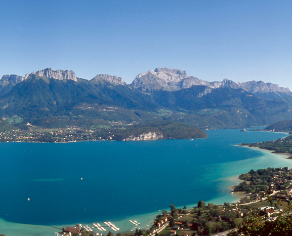 Panorama sur la lac d'Annecy depuis les hauteurs de Sevrier